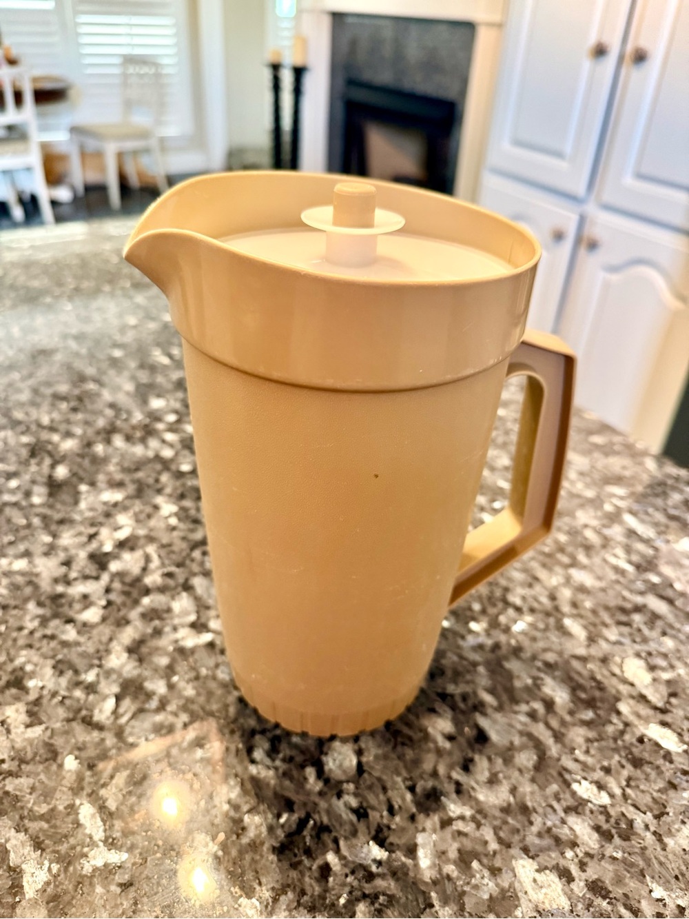 Tupperware Pitcher 2qt White Lid Tan Half Gallon Push Button Seal Lid 800-6 VTG